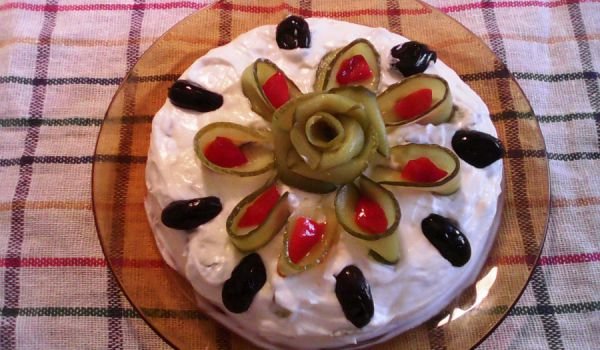 Млечна салата с кисели краставички