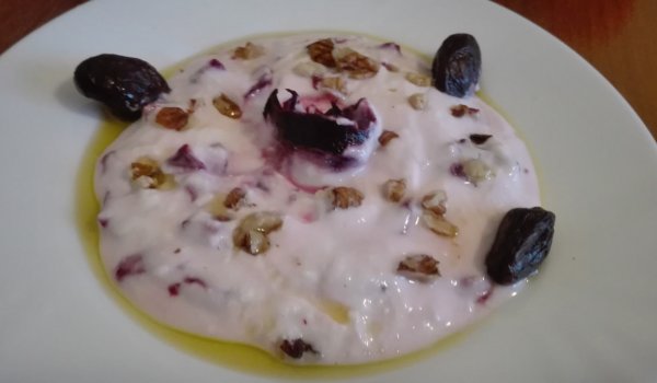 Млечна салата с лилави моркови