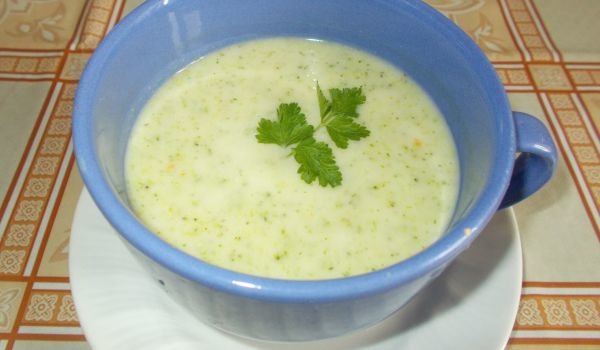 Млечна супа с броколи и картофи