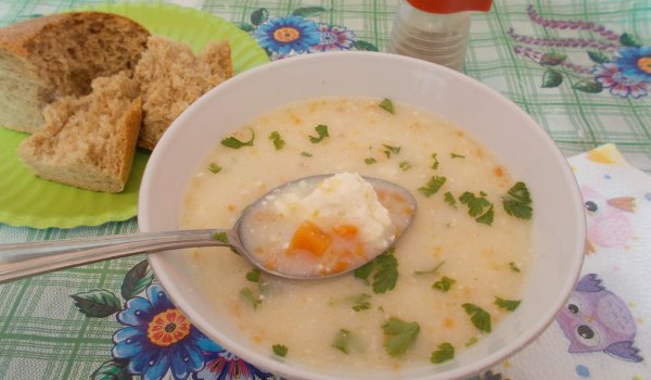 Млечна супа с грис и сирене
