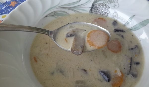 Млечна супа с гъби и моркови