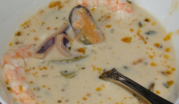 Млечна супа с морски дарове