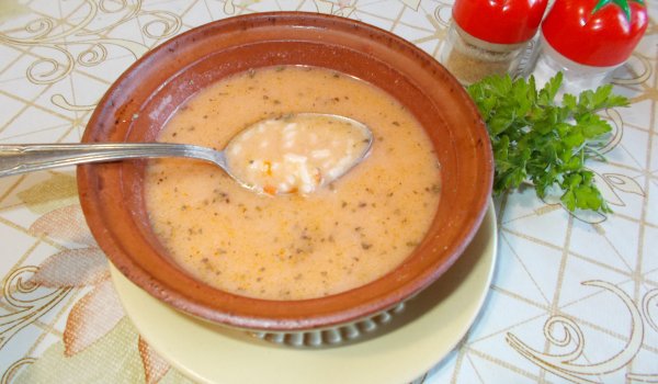 Млечна супа с ориз и ароматни билки