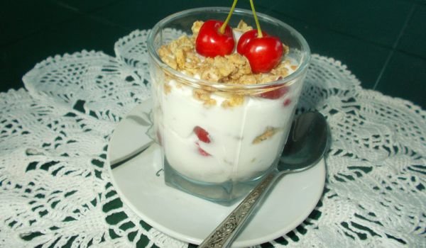 Млечна закуска с мюсли, череши и елда