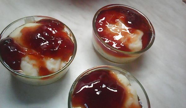 Мляко с грис, гарнирано с желе от дюли