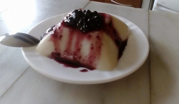 Мляко с грис и боровинки