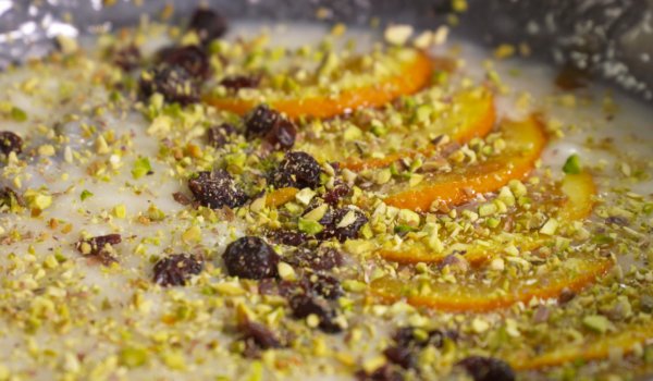 Мляко с ориз с карамелизирани портокали и ядки