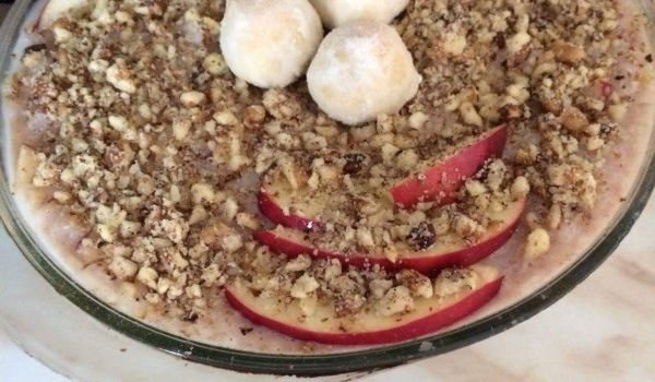 Мляко с ориз с орехи и ябълки