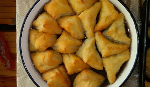 Много сочни тригуни с орехи и канела