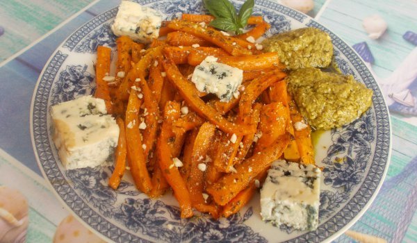 Моркови с бурата и песто на фурна