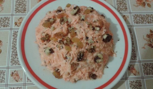 Моркови с кисело мляко, орехи и стафиди