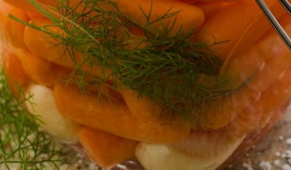 Моркови със зелени подправки