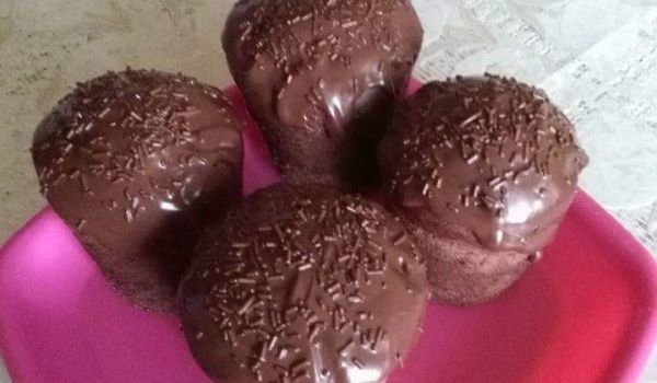 Мъфини с какао и шоколад в чашки