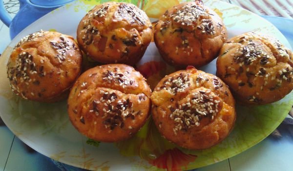 Мъфини с колбас, кашкавал и маслинова паста