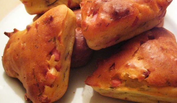 Мъфини с кренвирш и копър