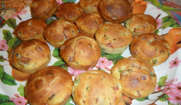 Мъфини с кренвирш и зелен лук