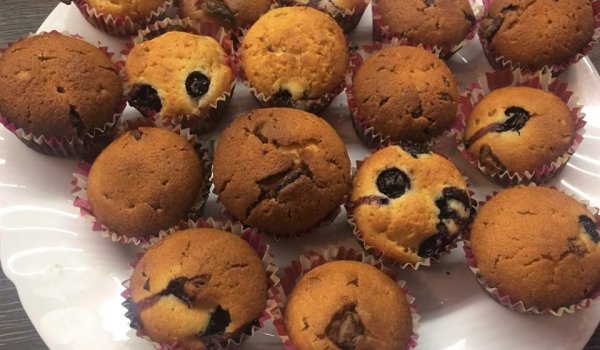 Мъфини с парченца шоколад и боровинки