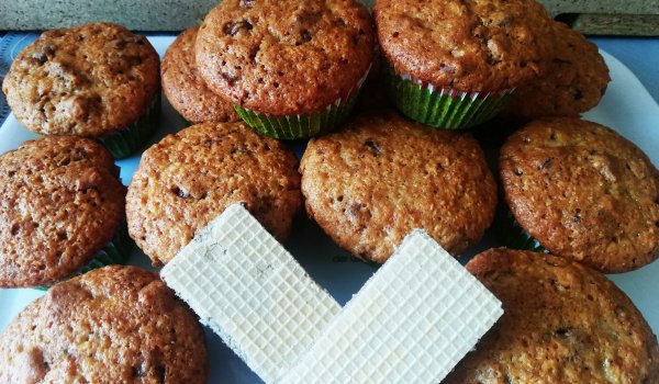 Мъфини с парченца вафлички и кокосови стърготини
