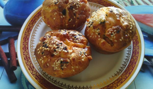 Мъфини с пилешки кренвирши, чушки и кашкавал