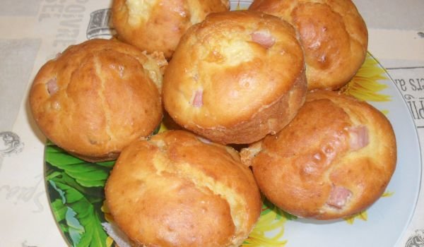 Мъфини със слънчогледови семки, кашкавал и шунка