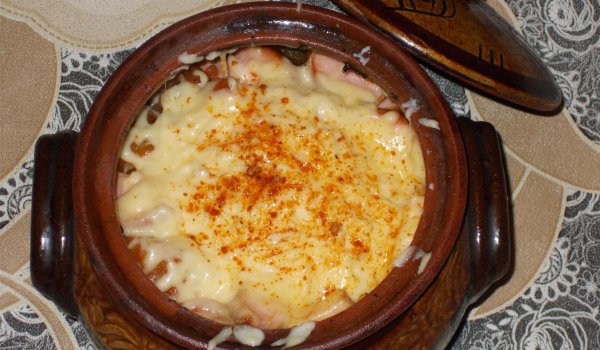 Мъжки гювечета с колбаси