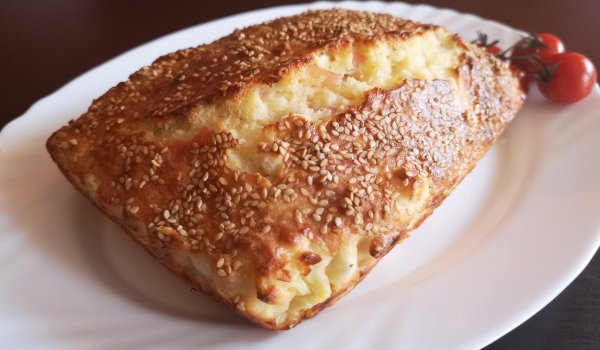 Мързелива баница с колбас и сирене