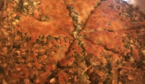 Мързелива баница с овесени ядки и коприва