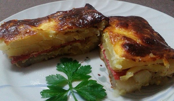 Мусака от зеле, картофи и луканков салам