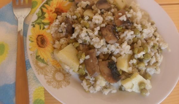 Мусака с грах, печурки и картофи