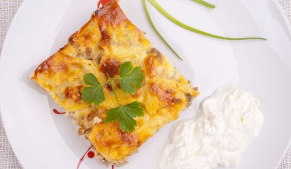 Мусака с колбас, картофи и домати