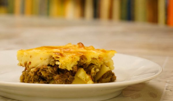 Мусака с патладжани и червено вино
