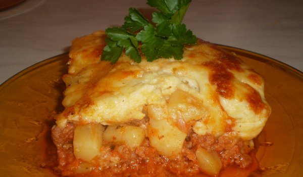 Мусака със сос Бешамел и кашкавалена коричка