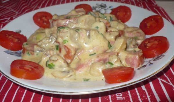 Наденица с праз и гъбено-сметанов сос