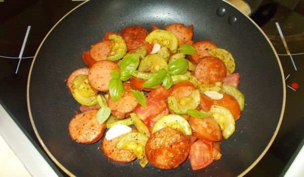 Наденица с тиквички и домати на тиган