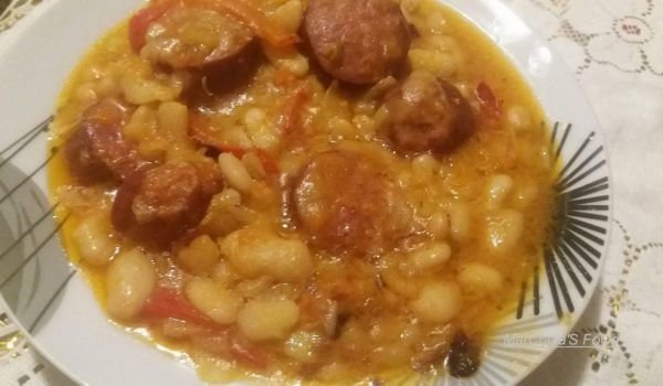 Наденица със зрял боб и чушка