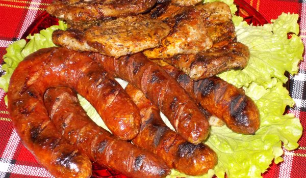 Наденици и мариновани пържоли на скара