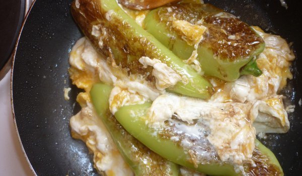 Надупчени чушки с яйца