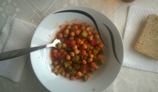 Нахут с домати и кисели краставички