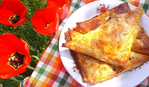 Най-вкусните пухкави банички с лопуш и праз