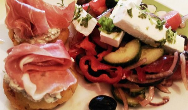 Намачкани картофи с крем от прясно сирене, босилек и прошуто