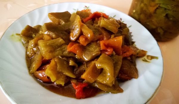 Нарязани стерилизирани чушки