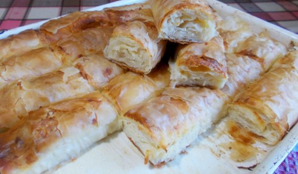 Неделна баница с извара, сирене и грис