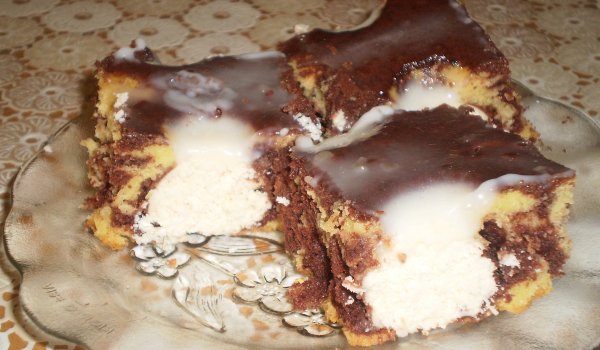 Нежен сладкиш с кокосови топки