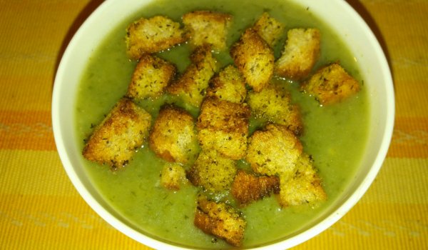 Нежна кремсупа от тиквички с хрупкави крутони