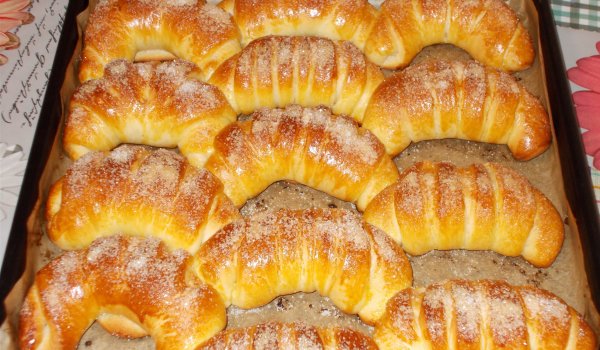 Неустоими кифлички с локум пъпеш