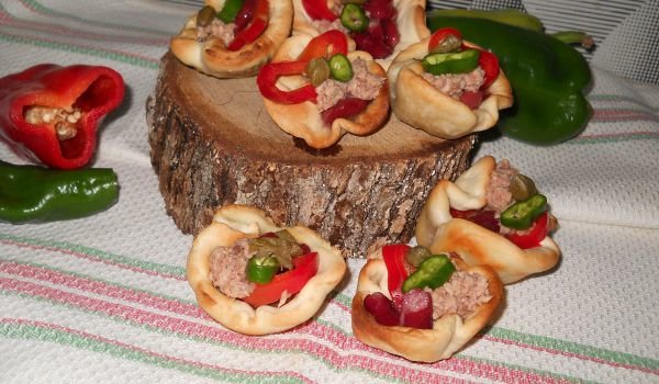 Неустоими кошнички с риба тон и каперси