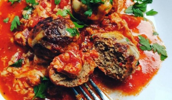 Неустоимо вкусни кюфтенца с моцарела и сос