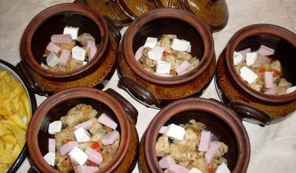 Невероятно вкусни гювечета с топено сирене