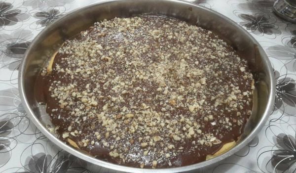 Незавито руло с шоколадово-бананов сос и орехи