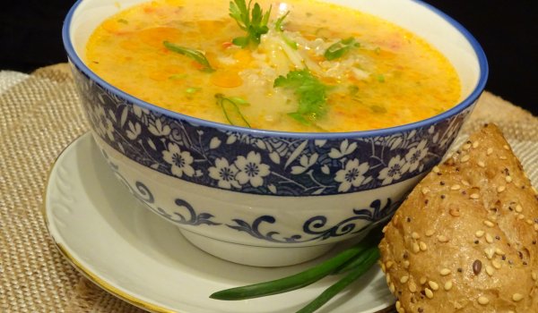 Нискокалорична лятна супа от тиквички и картофи